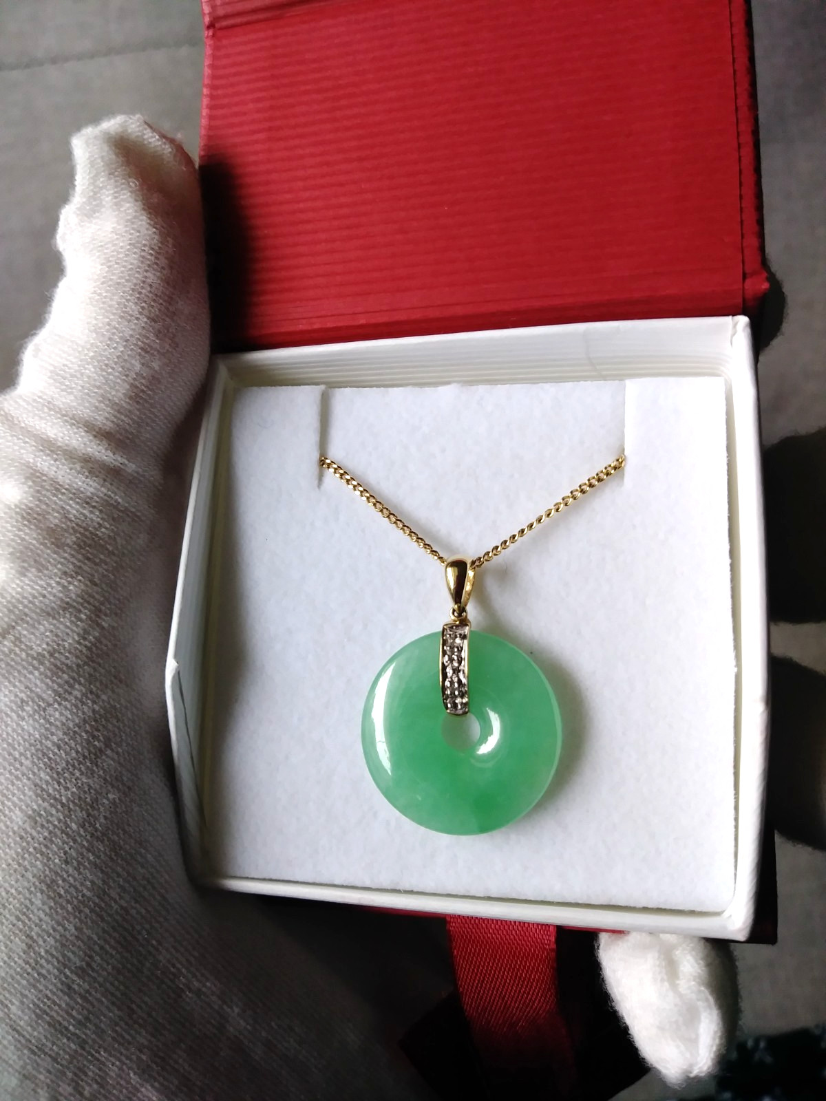 10k beautiful diamond accents green jade pendent