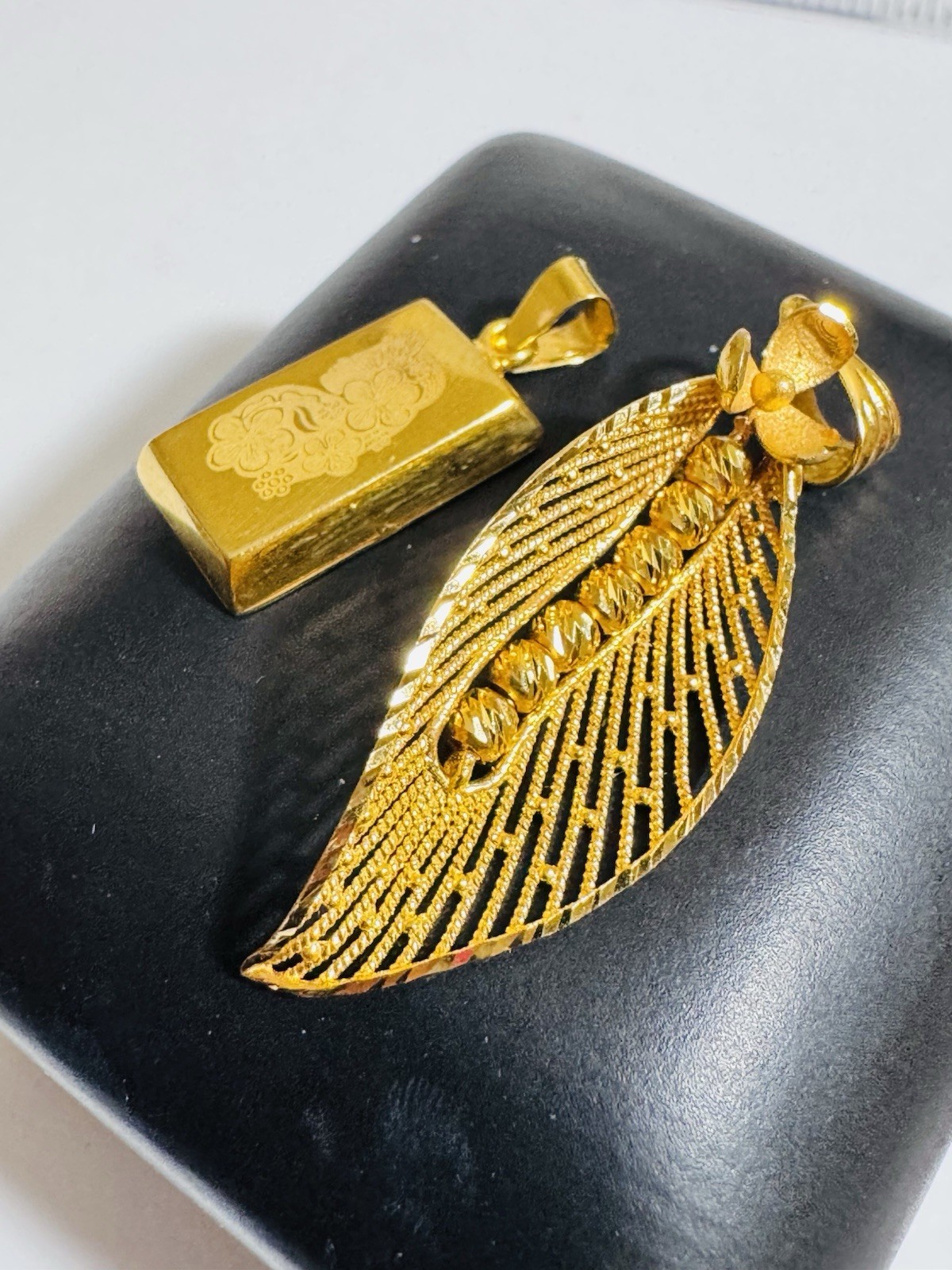 Saudi Dubai Gold 22K Solid 916 Real Gold Two Set (2) Bar/Leaf Pendant 5.85g