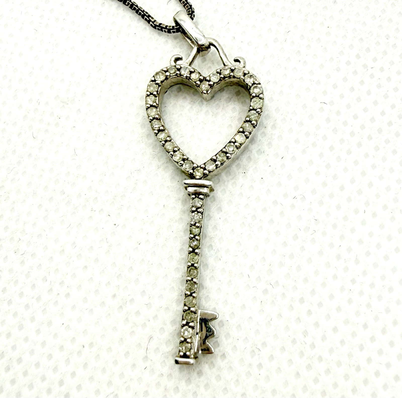 J STERLING SILVER CLEAR/ BLACK DIAMONDS OPEN HEARTS KEY PENDANT NECKLACE