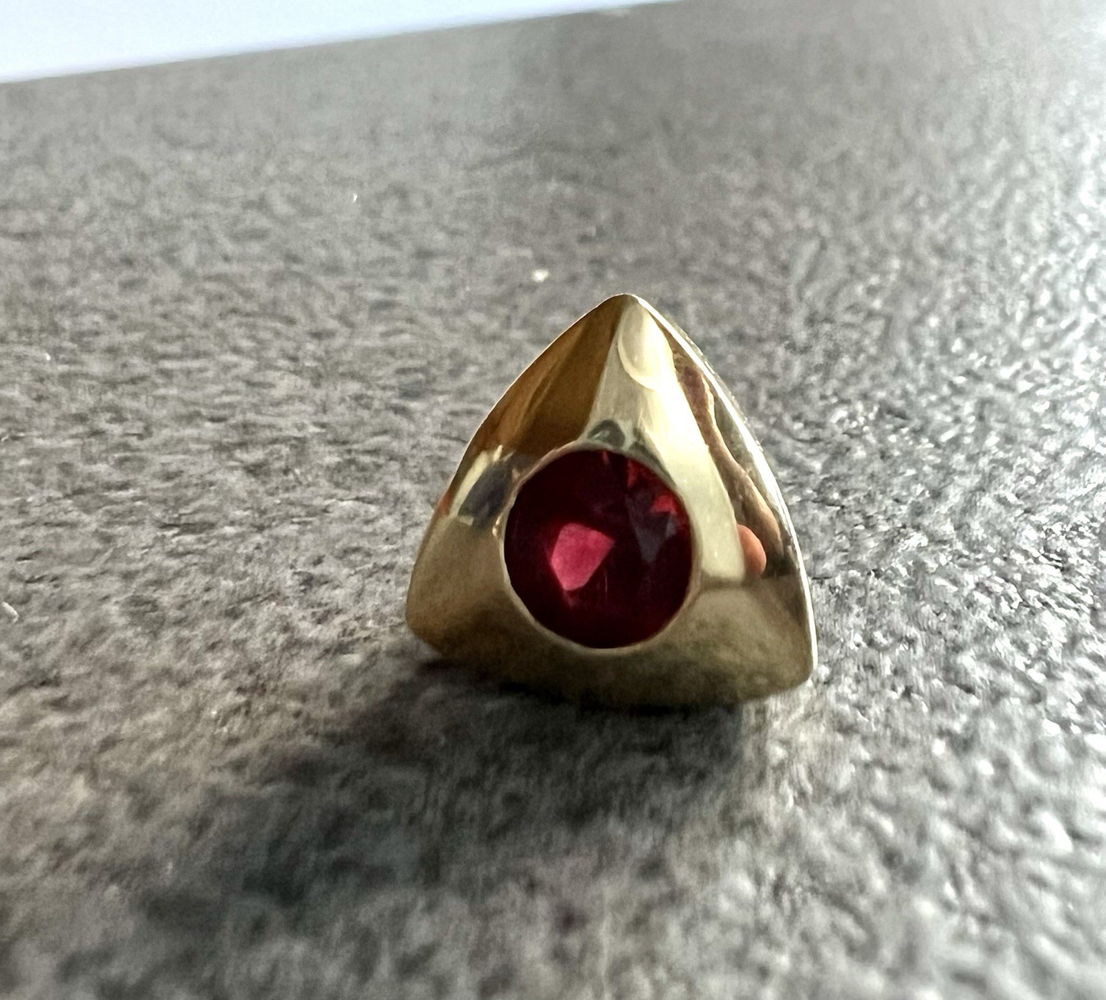 14k Yellow Gold Trillion Shaped Pendant w/ 4.5 mm Round Anthill Garnet 1.75g