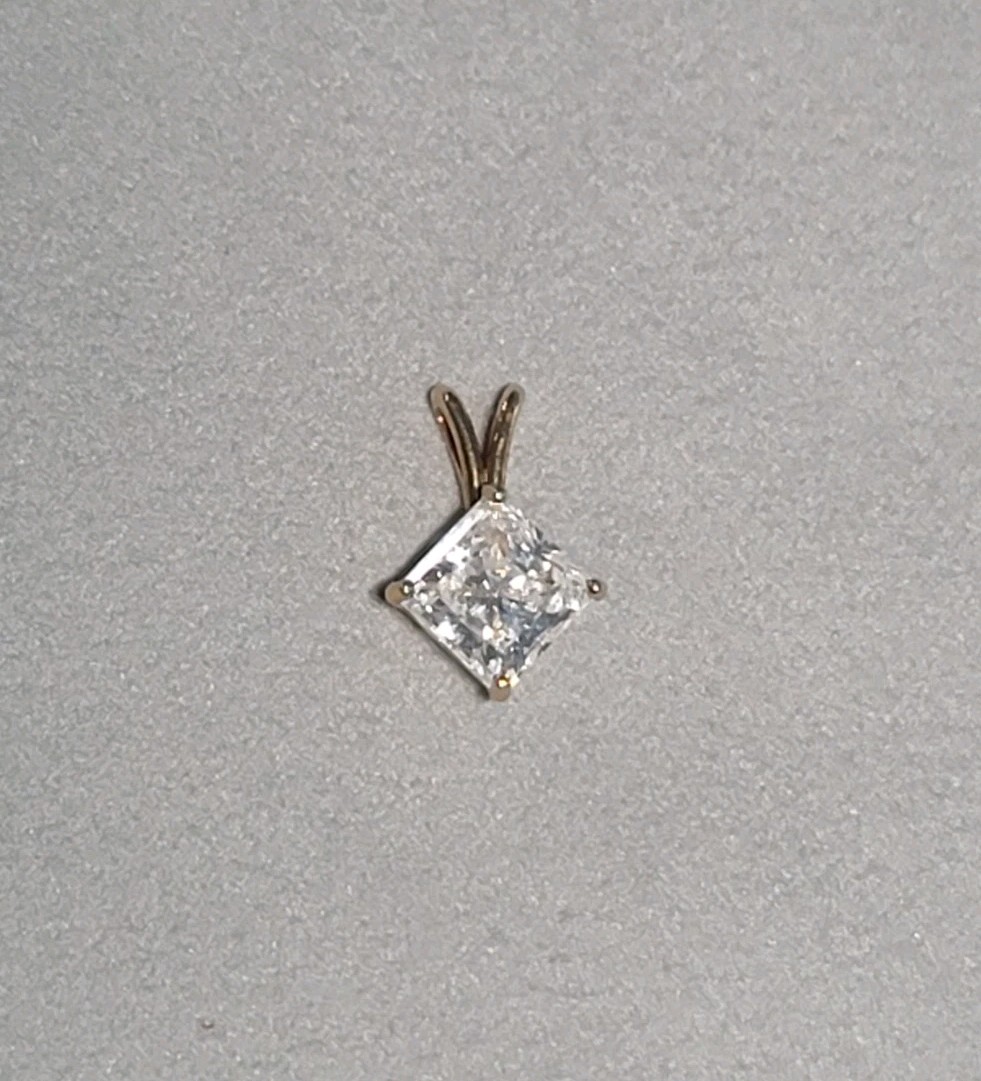 10k CZ Yellow Gold Pendant 1.17 grams