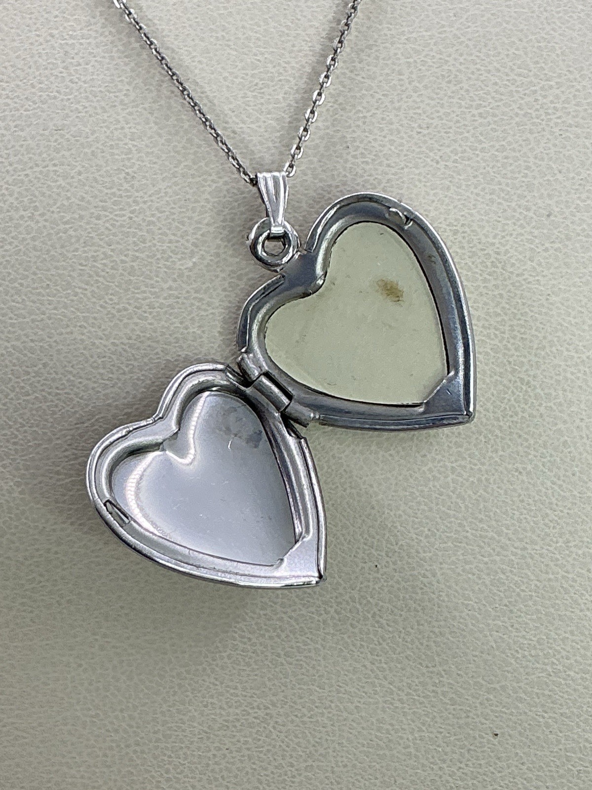 LOCKET HEART SHAPE STERLING SILVER WITH CHAIN ENGRAVED HEARTS (S1039)