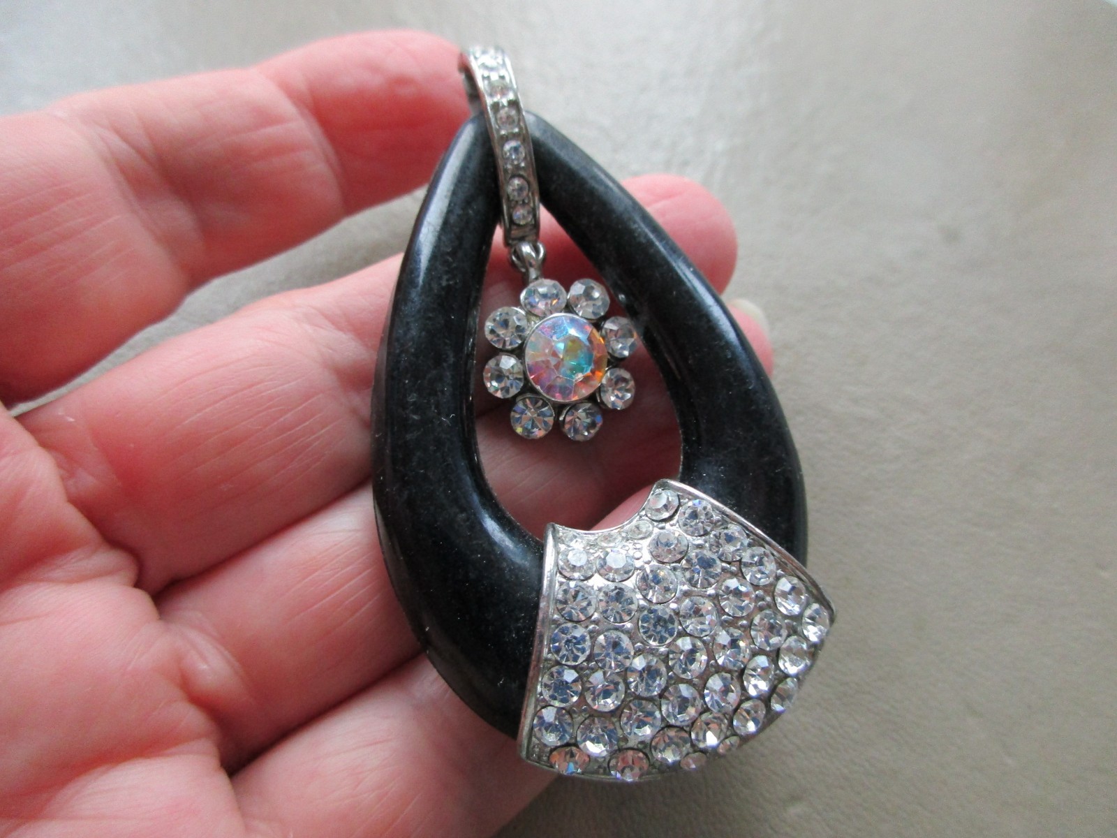 ANTIQUE VINTAGE RETRO SILVER TONE BLACK PLASTIC CRYSTAL BOREALIS DROP PENDANT UK