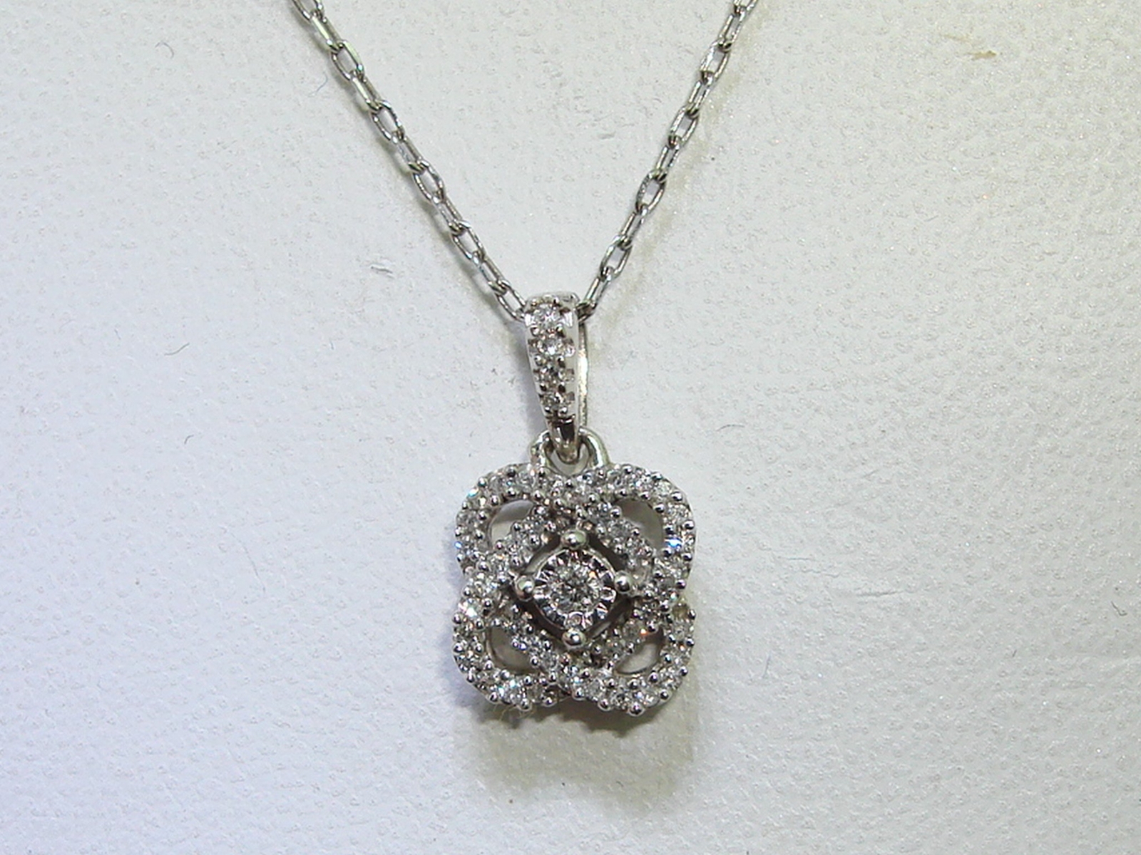KAY JEWELERS “THE CENTER OF ME” STERLING SILVER W/1/10CTW DIAMOND NECKLACE!