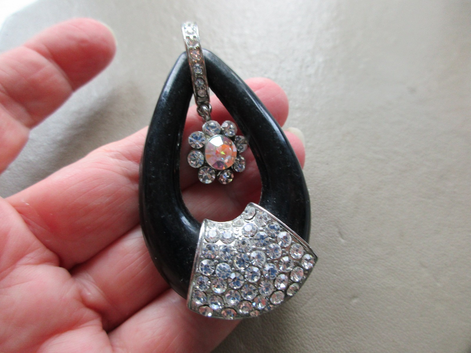 ANTIQUE VINTAGE RETRO SILVER TONE BLACK PLASTIC CRYSTAL BOREALIS DROP PENDANT UK