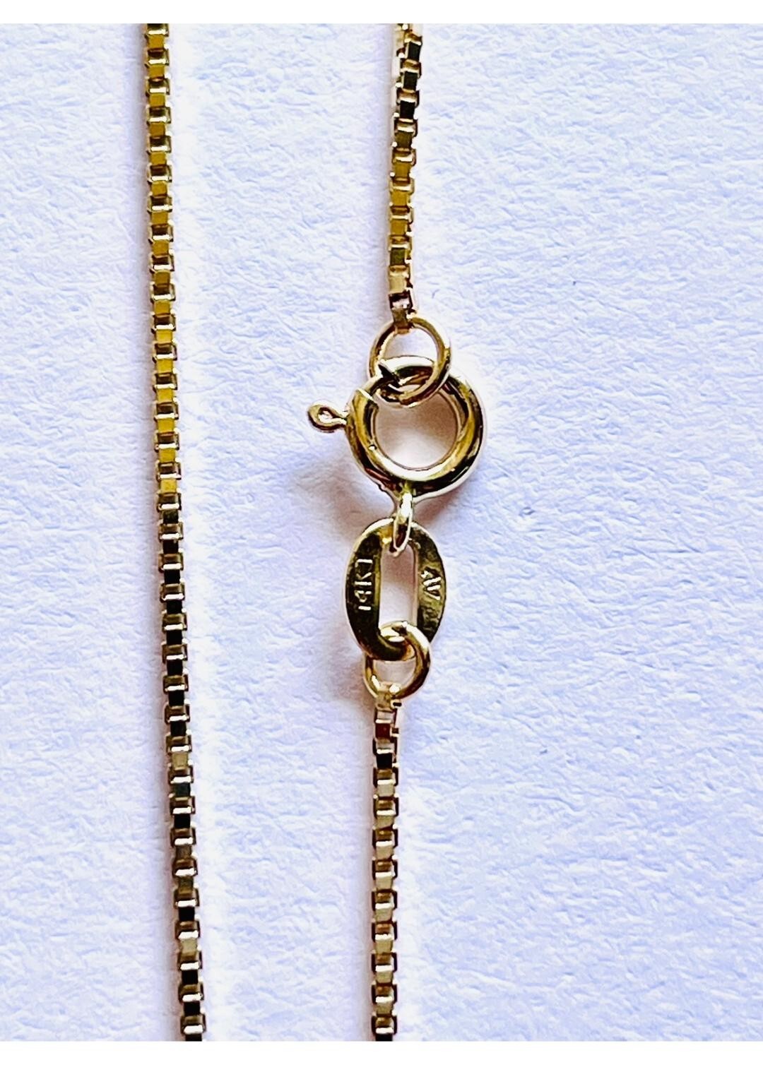 14K Solid Yellow Gold Box Chain 2.1 Grams W: 0.8 mm L: 18 inches (45 cm) 032