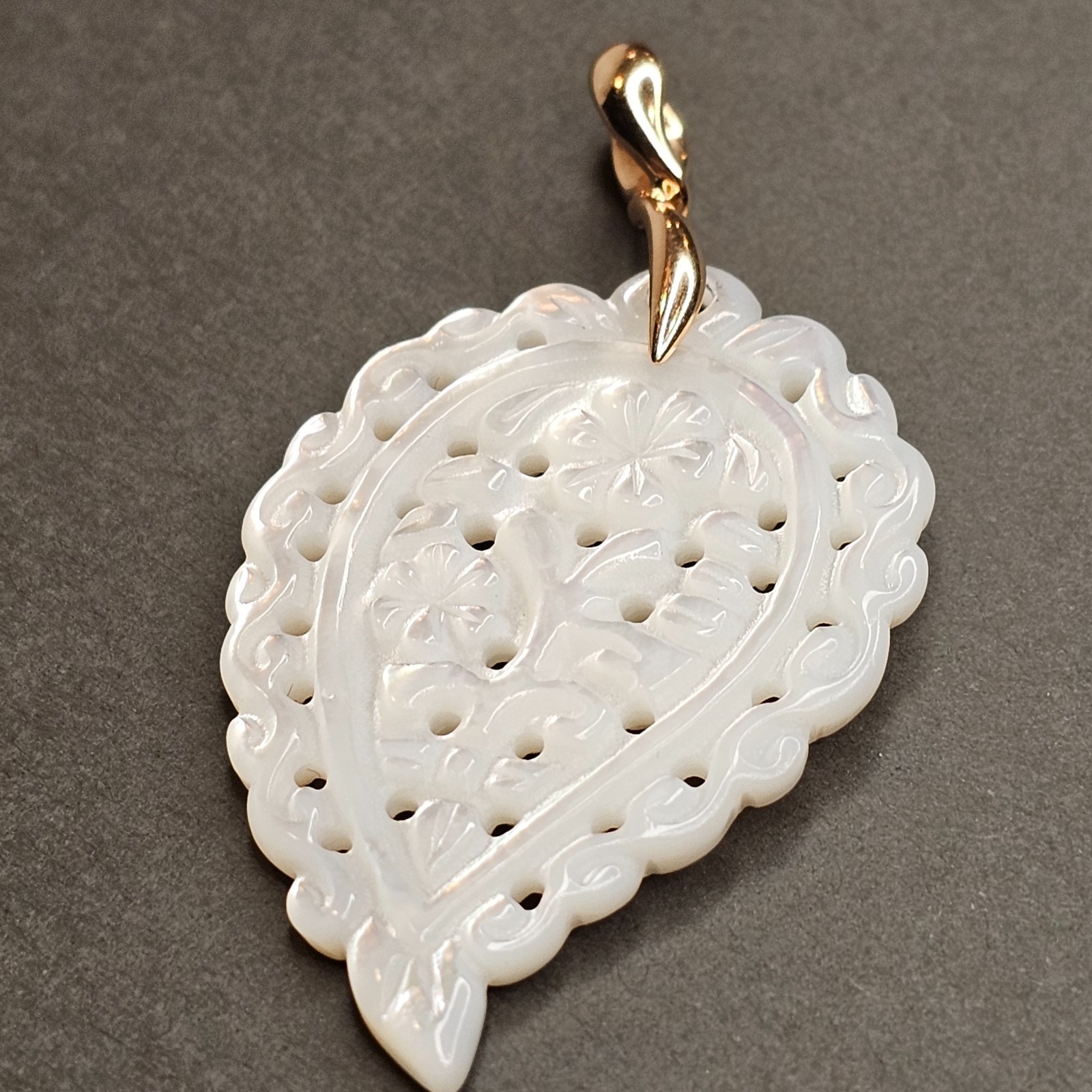 Tamara Comolli INDIA Medium 18K Gold White Mother of Pearl Leaf Pendant TC