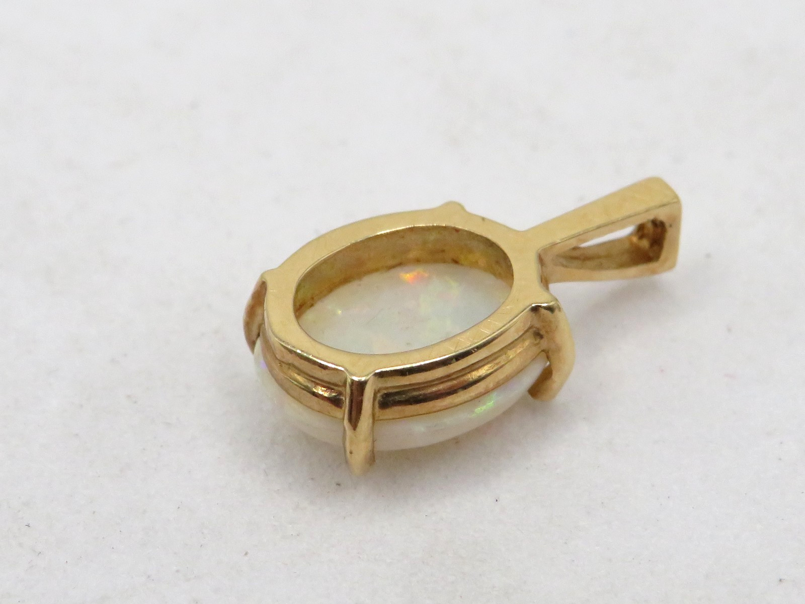 DAINTY LADIES 14k YELLOW GOLD PENDANT w 1.15cts OVAL AUSTRALIAN OPAL (10mmx8mm)*