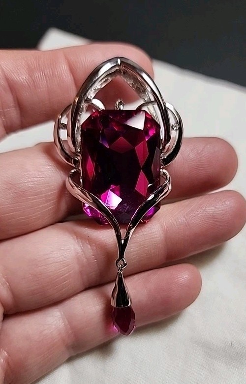Radiant Cut Hot Pink 1″ X 3/4″ Silver Tone Pentent Stunning. Unknown Metal