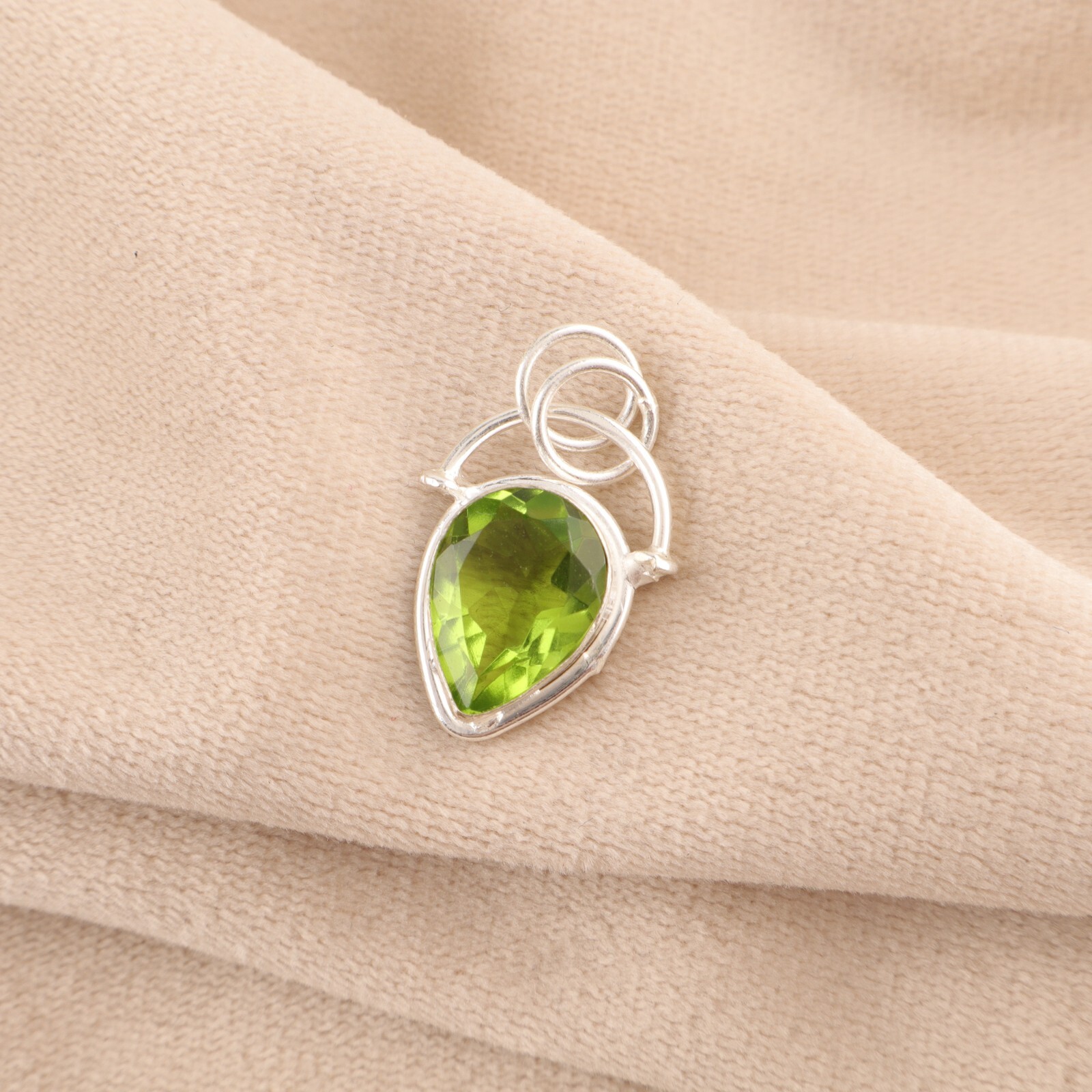 925 Sterling Silver Heart Chakra Faceted Peridot Stone New Sister Bezel Pendant