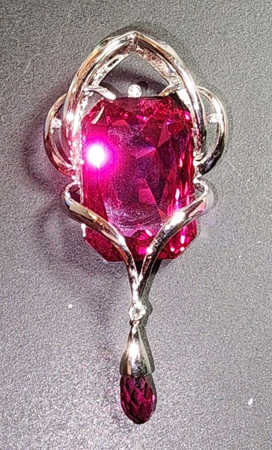 Radiant Cut Hot Pink 1″ X 3/4″ Silver Tone Pentent Stunning. Unknown Metal