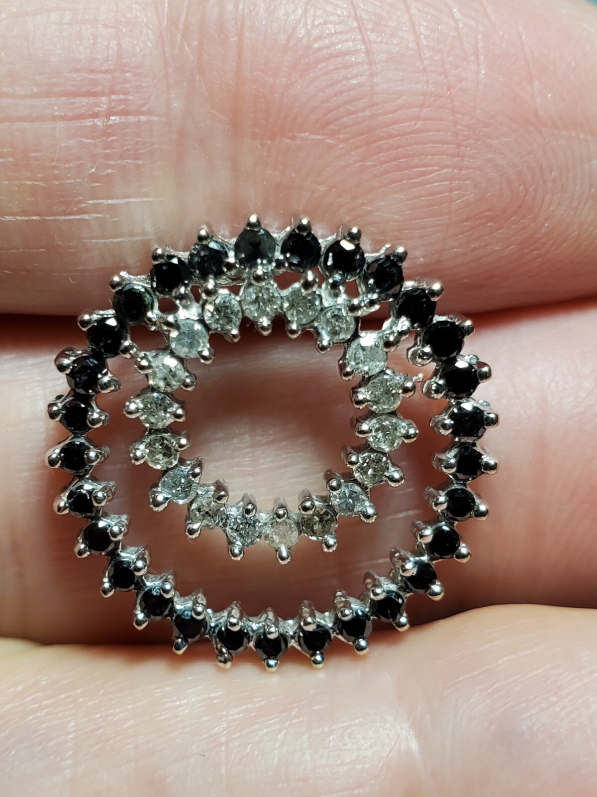 APPROX 0.50 CT ONYX & 1.00 CT DIAMOND 10KT SOLID WHITE GOLD CIRCLE PENDANT