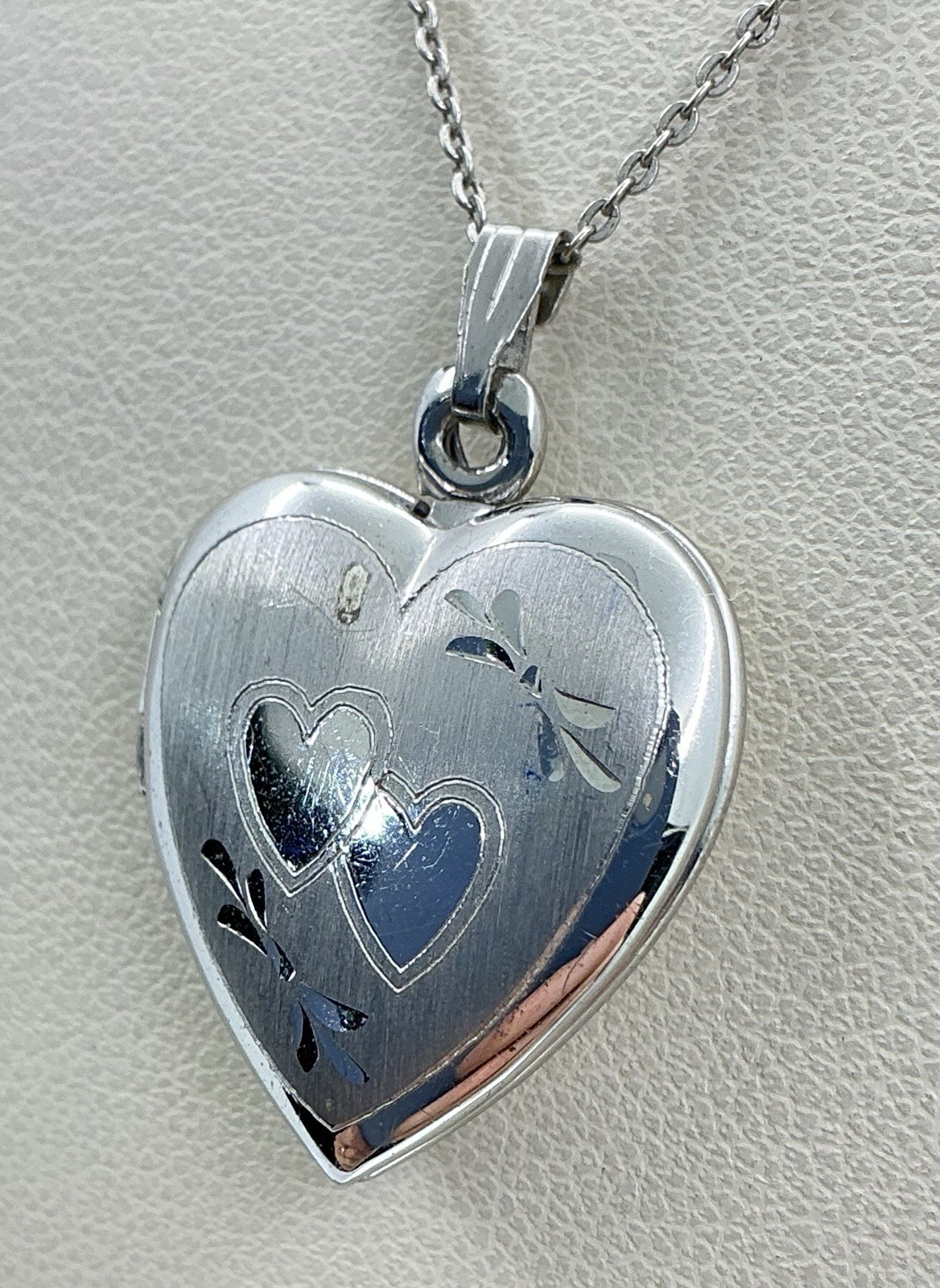LOCKET HEART SHAPE STERLING SILVER WITH CHAIN ENGRAVED HEARTS (S1039)