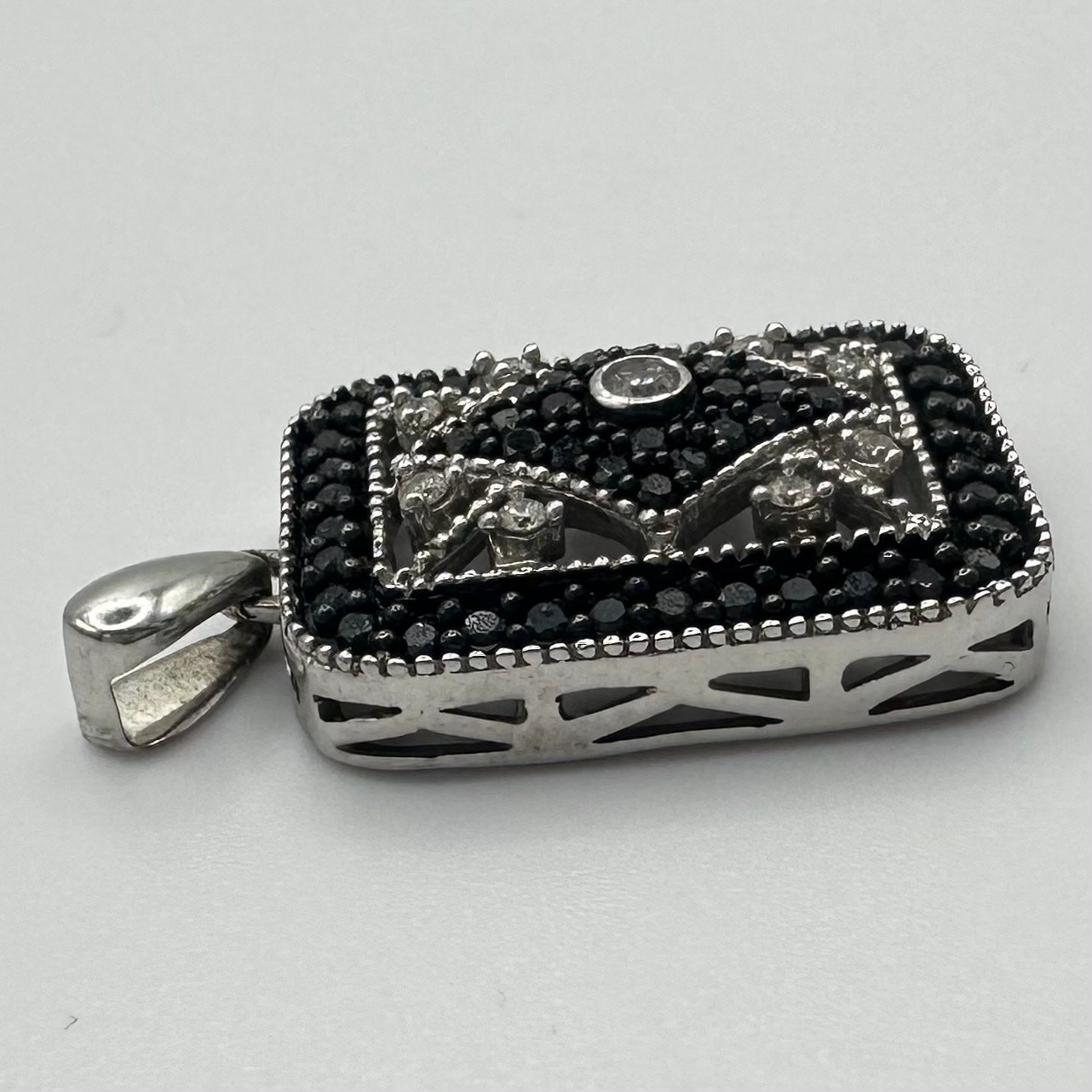 14kt solid white gold white black diamonds treated 0.50CTW pendant 3.13 grams