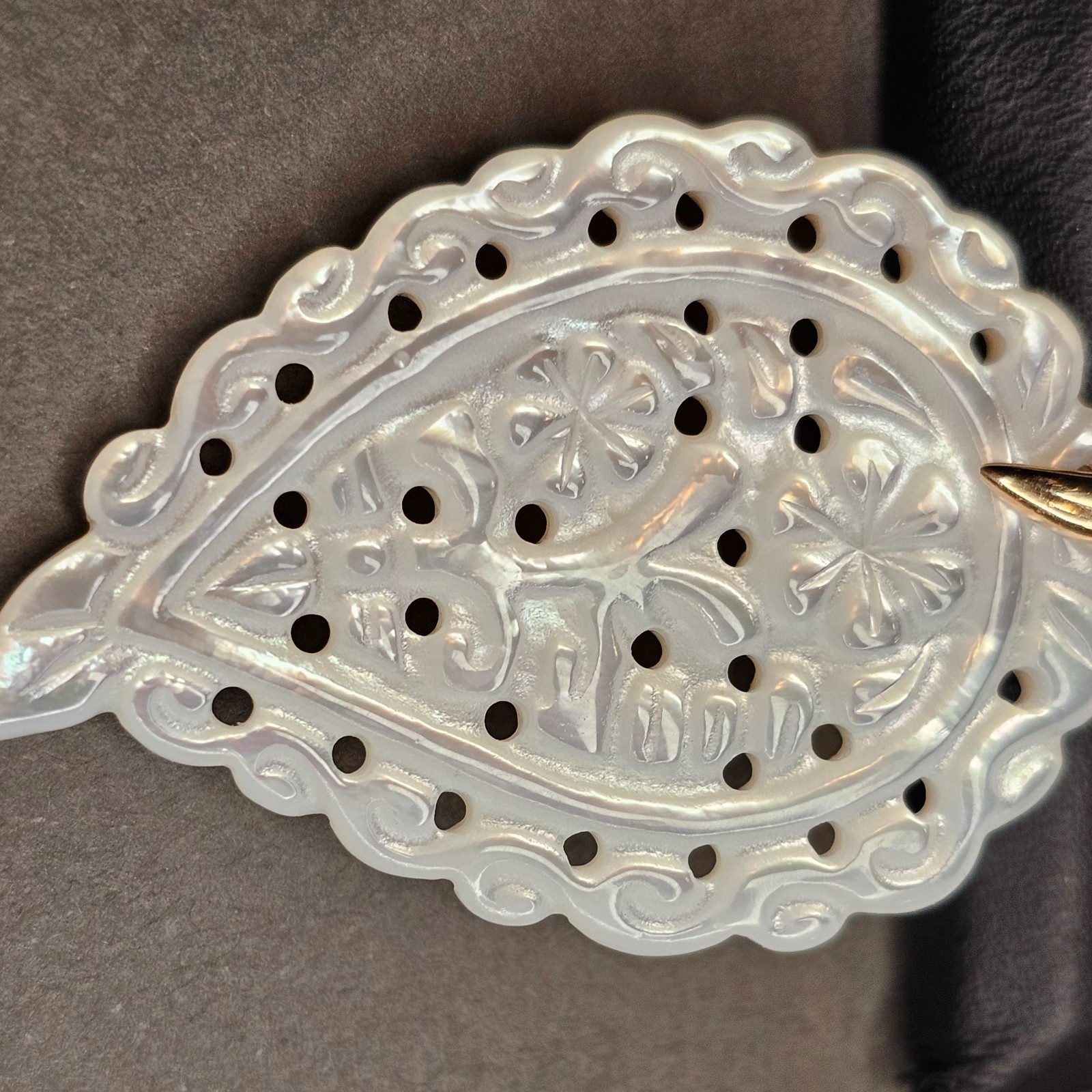 Tamara Comolli INDIA Medium 18K Gold White Mother of Pearl Leaf Pendant TC