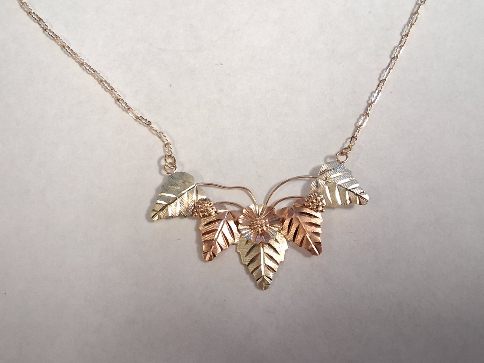 (RI4) 10k Three-Tone Gold Floral Necklace / Chain (3.4 Grams) Size 18″