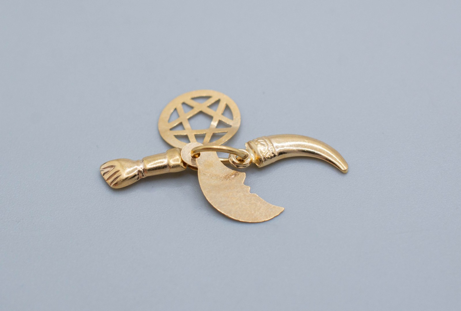 (MA5) 19k Portuguese Yellow Gold Figas Charm Set Pendant .7 Grams 1/2 in.
