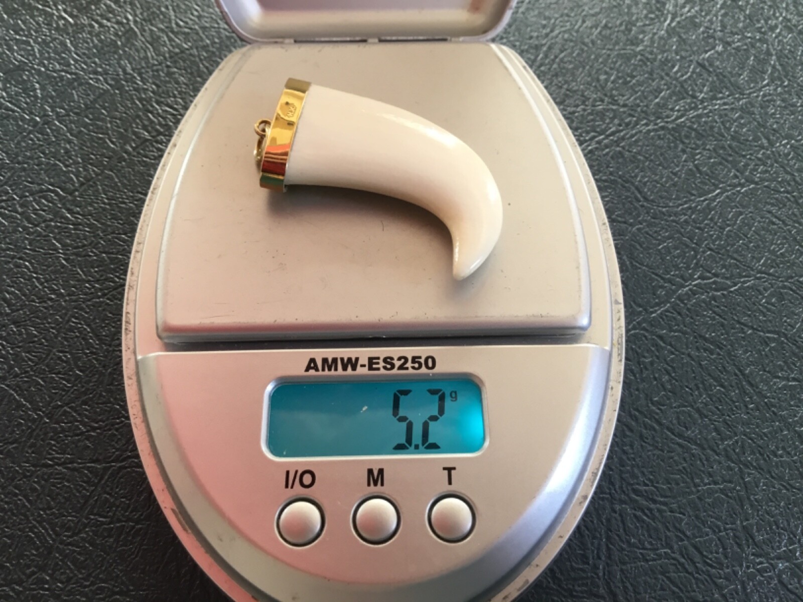 10K SOLID YELLOW GOLD WHITE CLAW PENDANT 5.2 GRAMS 1.25’’ VERY GOOD CONDITION