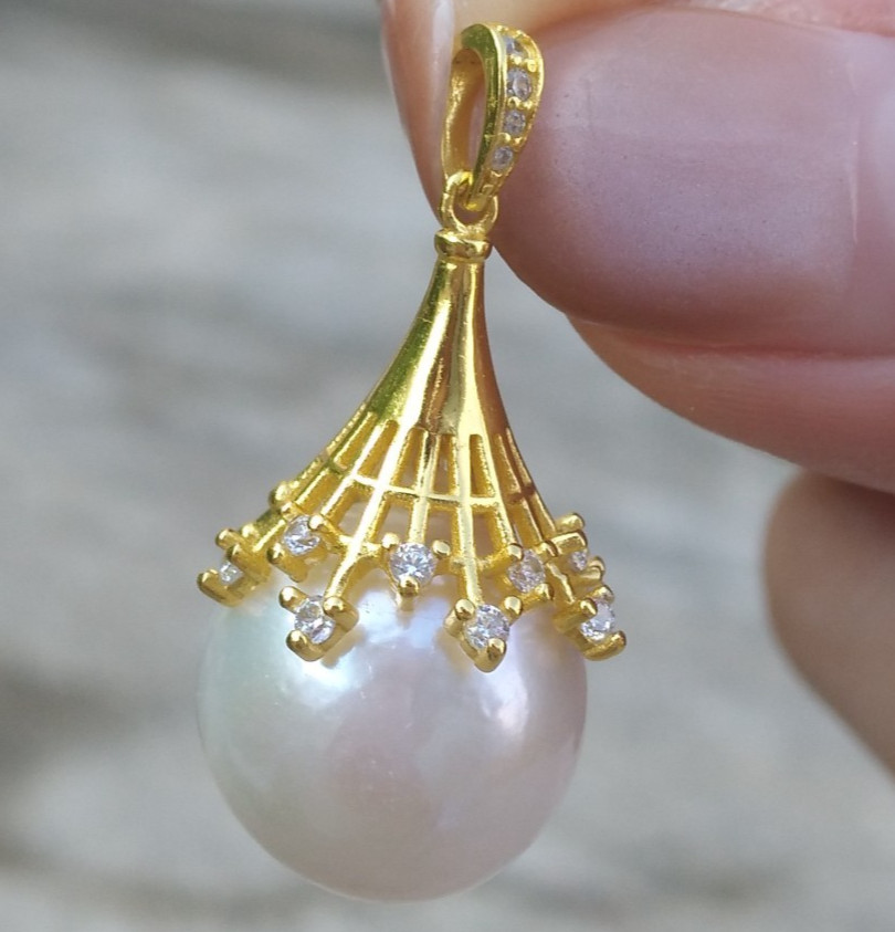 Beautiful Design Gorgeous 13-12mm South Sea Round White Pearl Pendant 14K Gold P