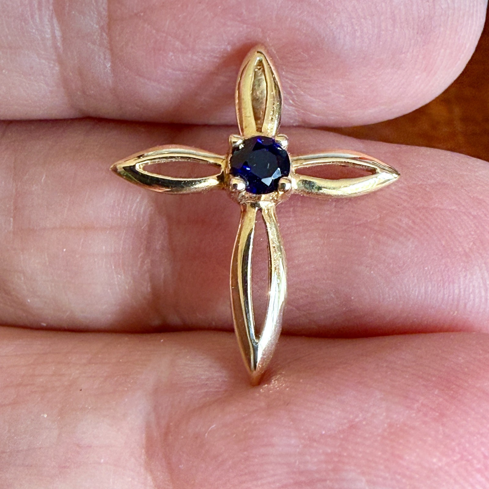 10K Yellow Gold Cross with 3.5mm Blue Sapphire .9grams 21×17.5mm