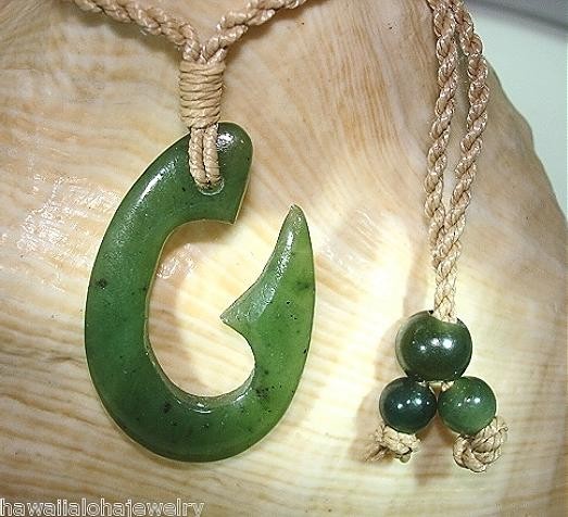 22MM HAND-CARVED NATURAL NEPHRITE JADE HAWAIIAN MAKAU BAIT FISH HOOK NECKLACE