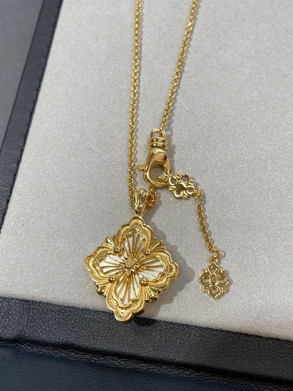 Buccellati Opera Tulle 22KGold Necklace Pendant Timeless Elegance Large size