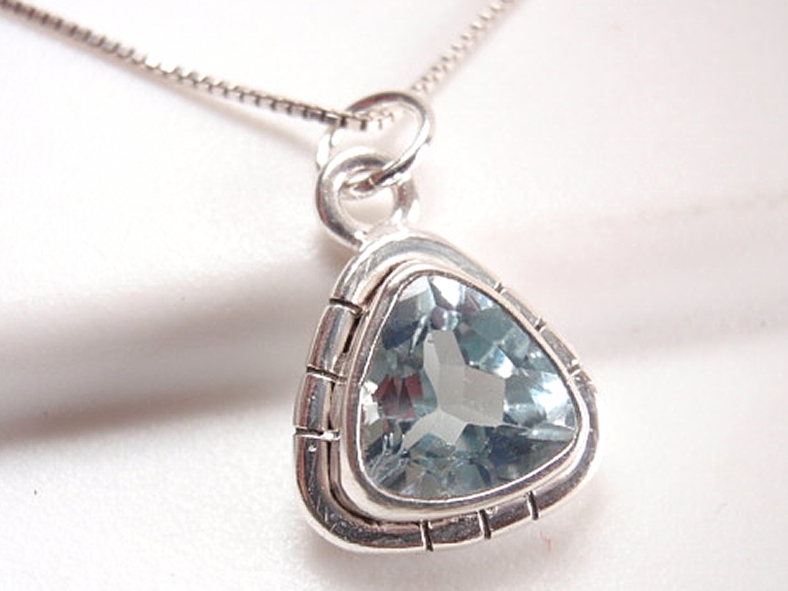 Faceted Blue Topaz Triangle with Grooved Accents 925 Sterling Silver Pendant