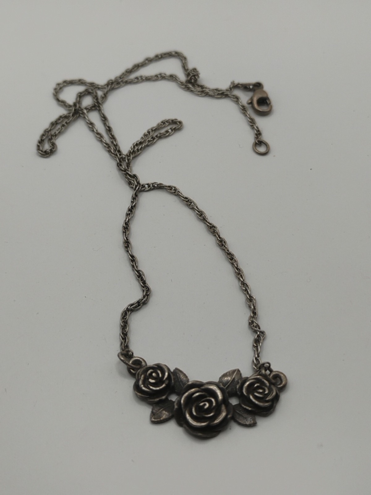 Lovely Vintage James Avery Sterling Silver 3 Roses Necklace RETIRED