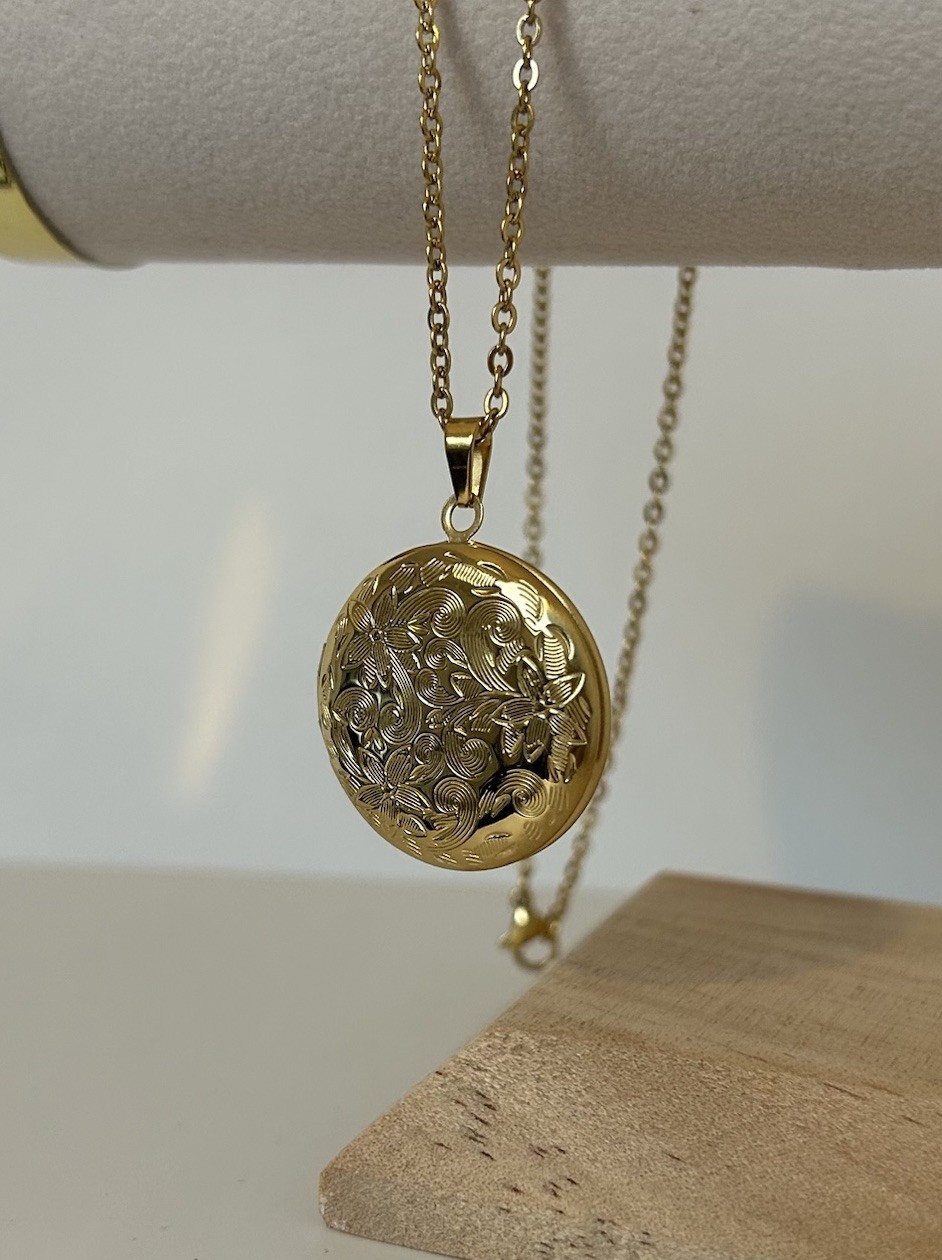 18ct Gold Filled Locket Necklace – Floral Engraved – 20” Chain – Holds 2 Photos