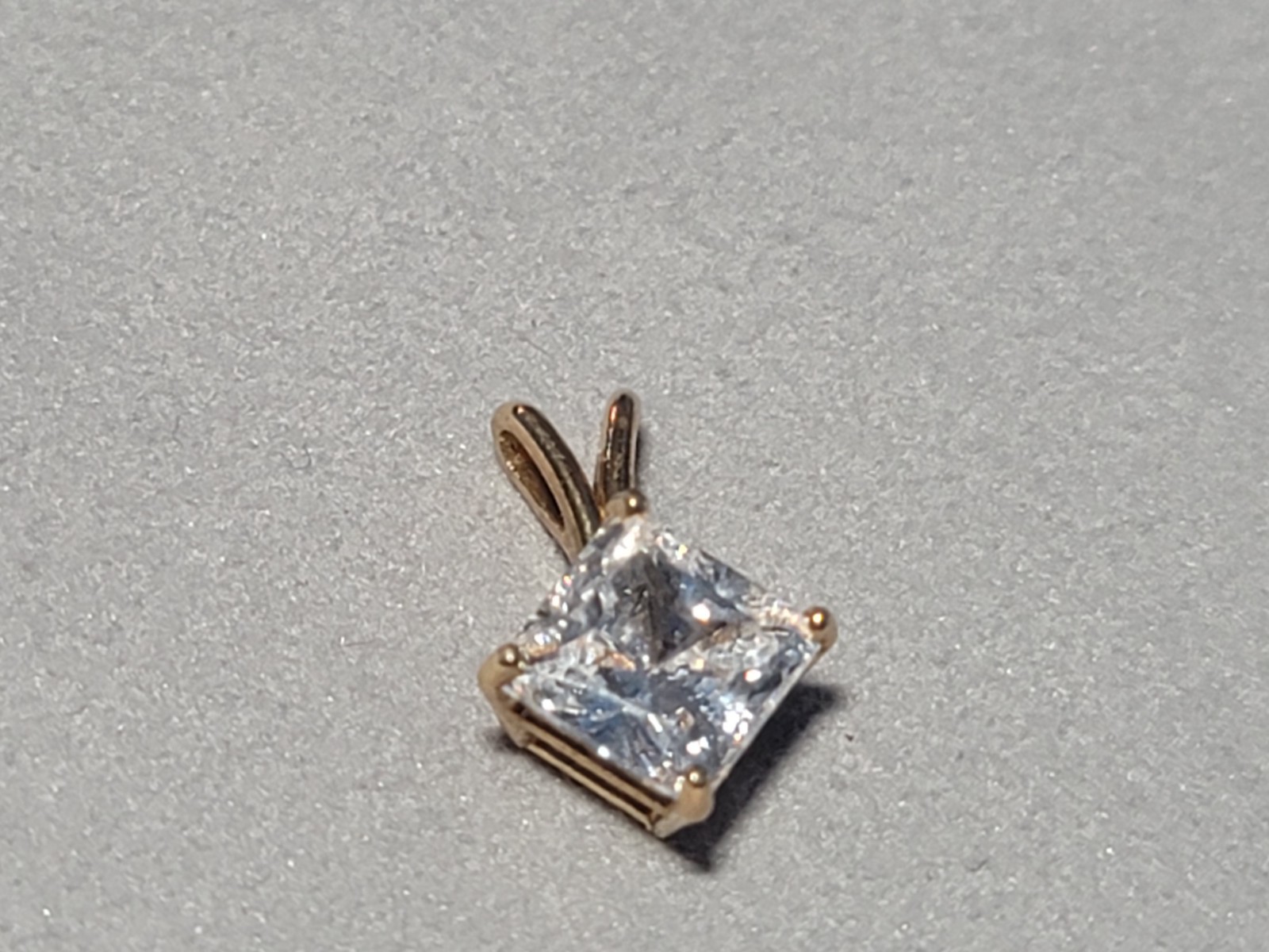 10k CZ Yellow Gold Pendant 1.17 grams