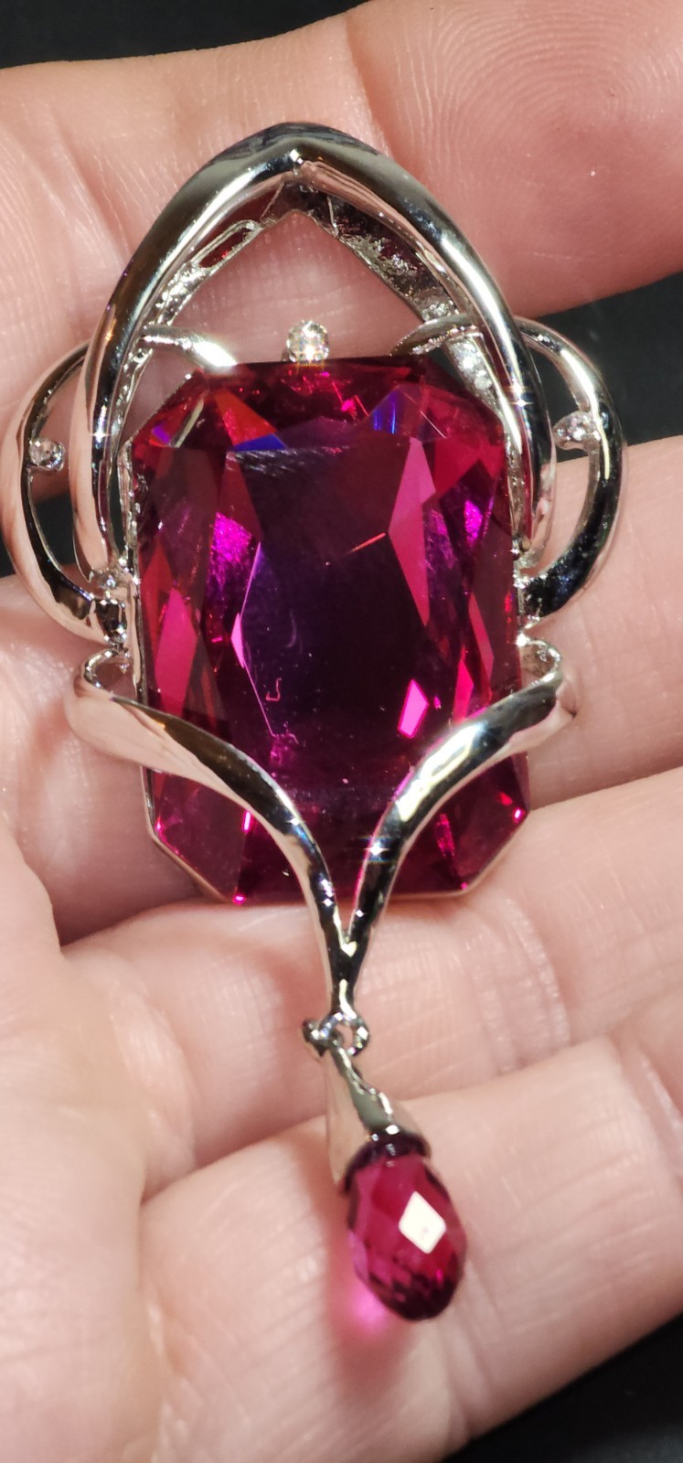 Radiant Cut Hot Pink 1″ X 3/4″ Silver Tone Pentent Stunning. Unknown Metal