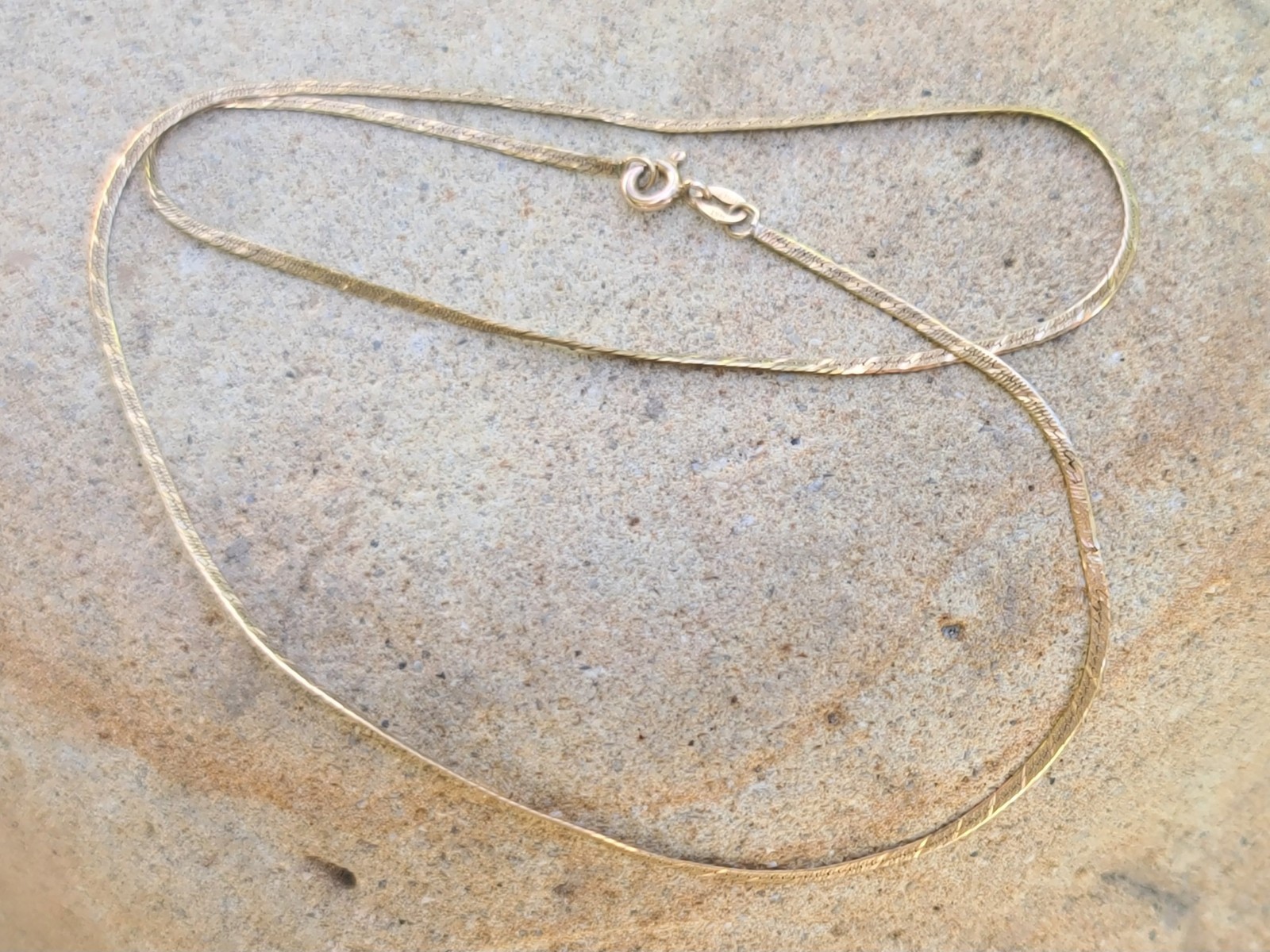 14k Solid Yellow Gold Herringbone Necklace 16″ x 1.4mm Italy Signed Kinks 1.82gr