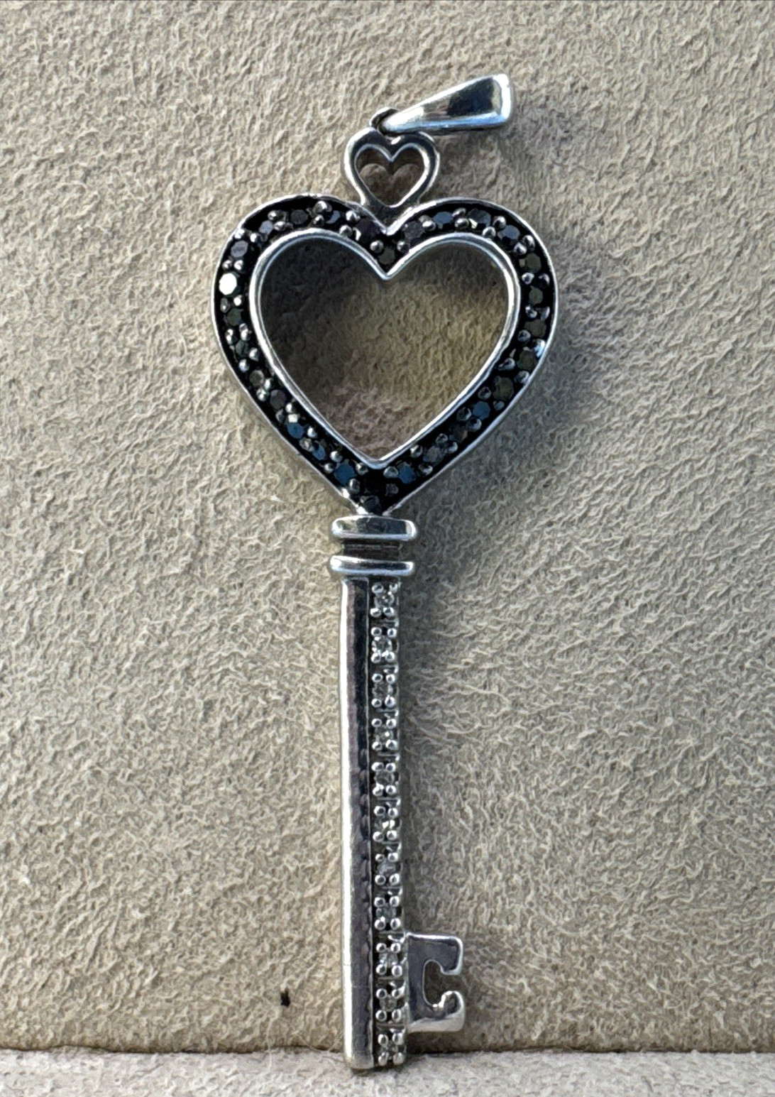 JWBR 925 Silver Black & White Diamond Open Hearts Key Pendant 3.1 grams
