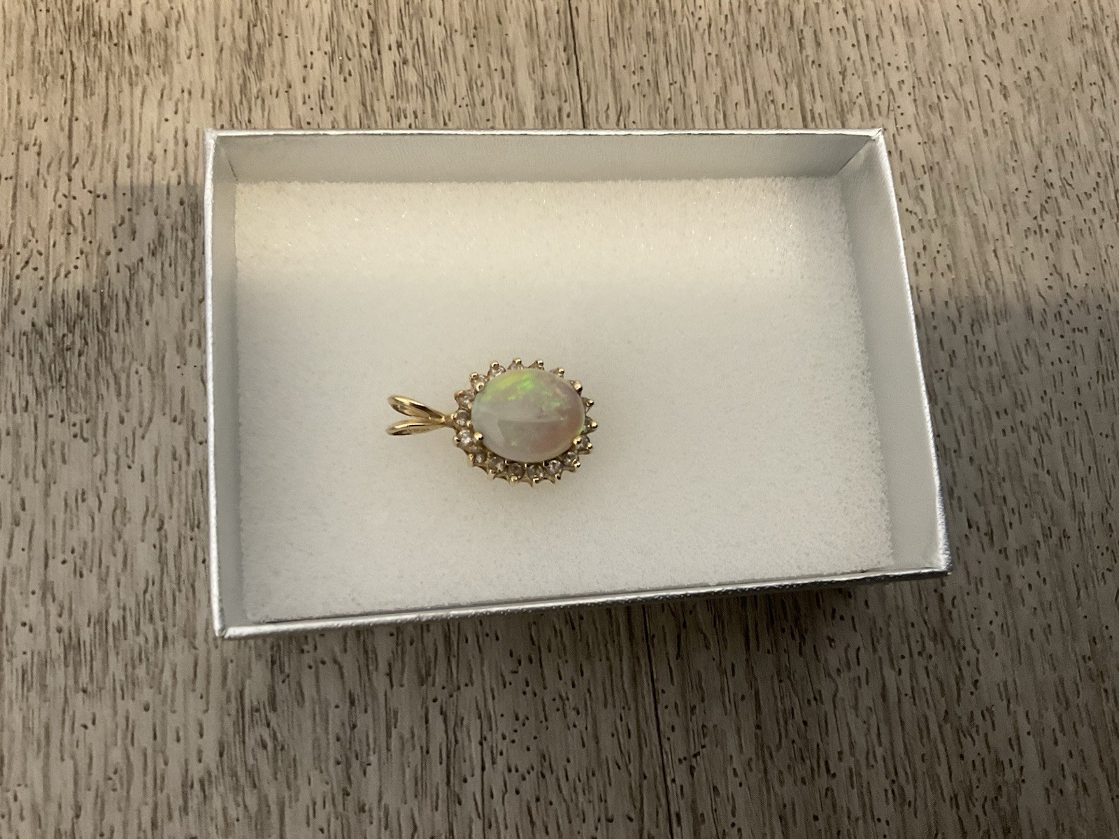 Beautiful 4.20 Opal pendant with Clear Diamonds