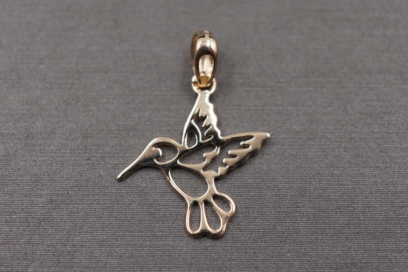 14K Solid Yellow Gold 0.75″ Small Light Flat Hummingbird Charm Pendant.