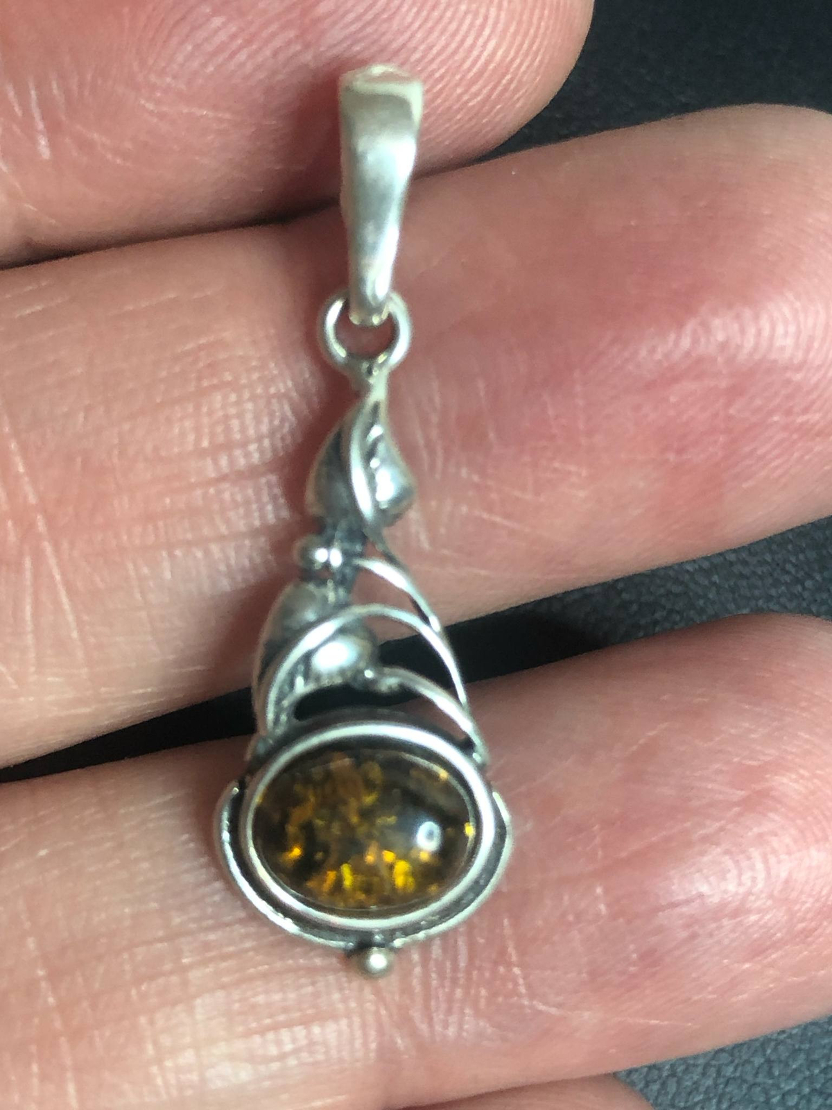 4542 Vintage Sterling Silver oval cabochon Baltic Amber Leaf Pendant 1.6 grams