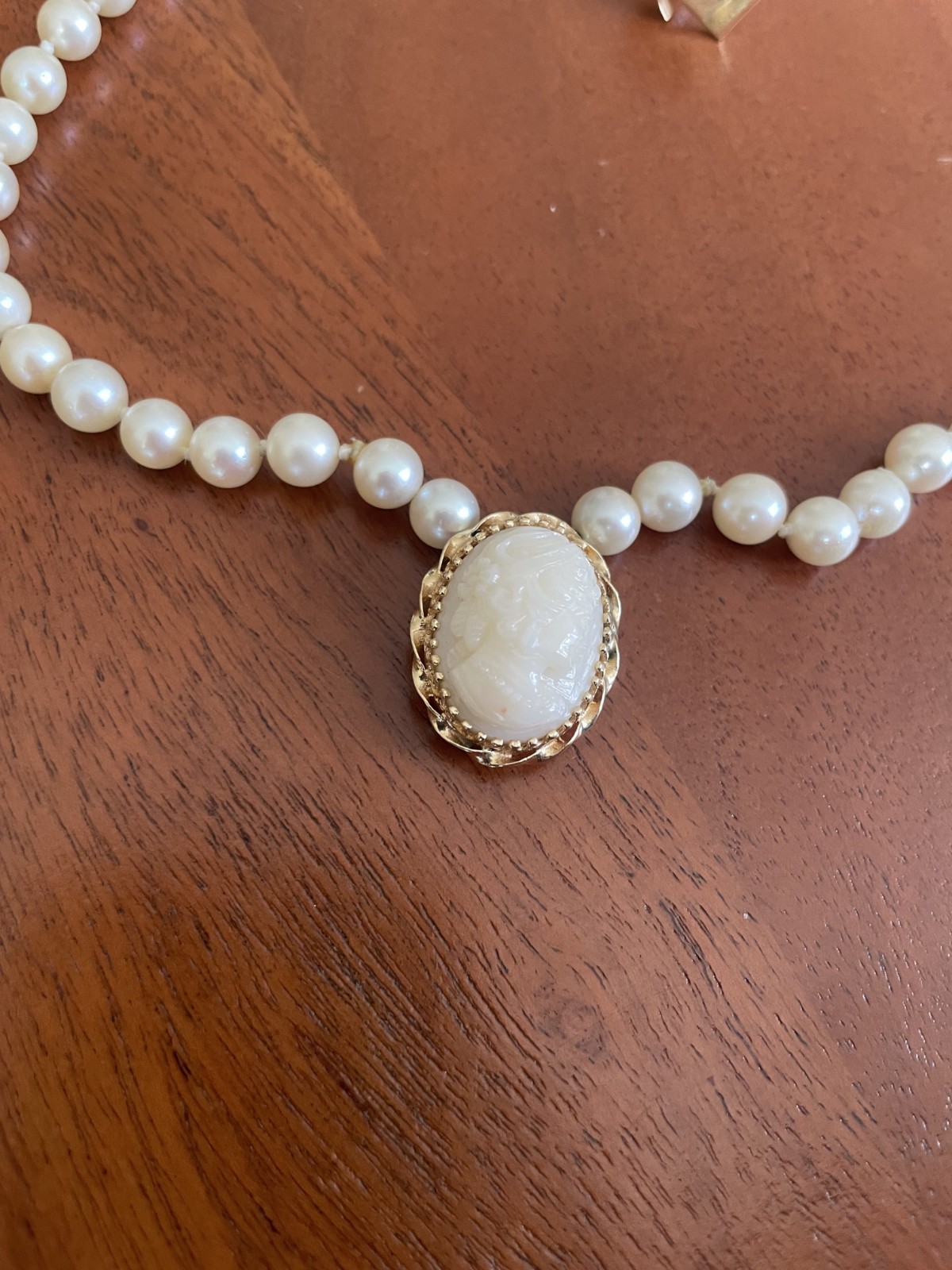 Vintage 14K yellow gold cultured pearl hand-knotted cameo necklace