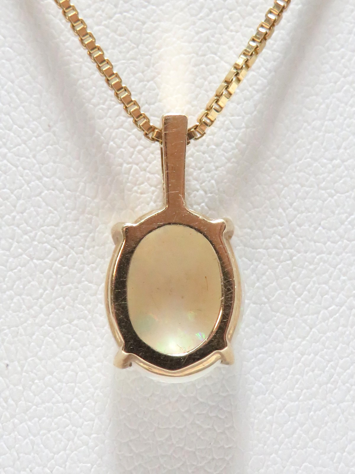 DAINTY LADIES 14k YELLOW GOLD PENDANT w 1.15cts OVAL AUSTRALIAN OPAL (10mmx8mm)*