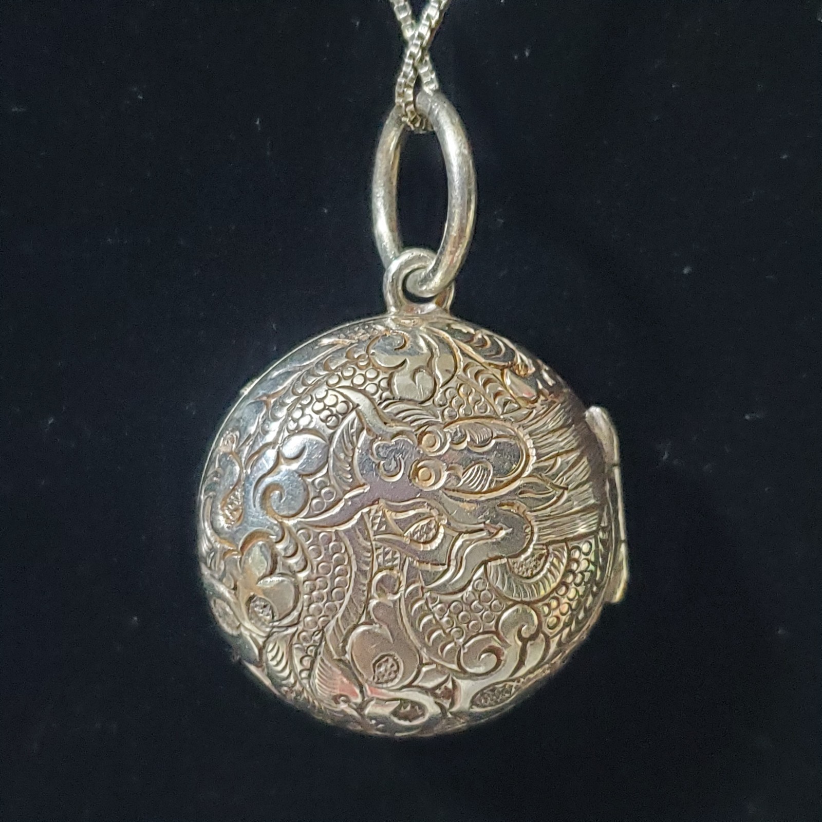 Vintage Silpada Sterling Silver Round Etched Dragon Locket with 32in Box Chain