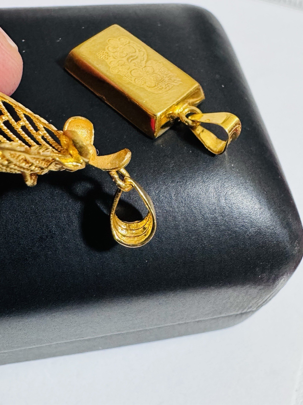 Saudi Dubai Gold 22K Solid 916 Real Gold Two Set (2) Bar/Leaf Pendant 5.85g