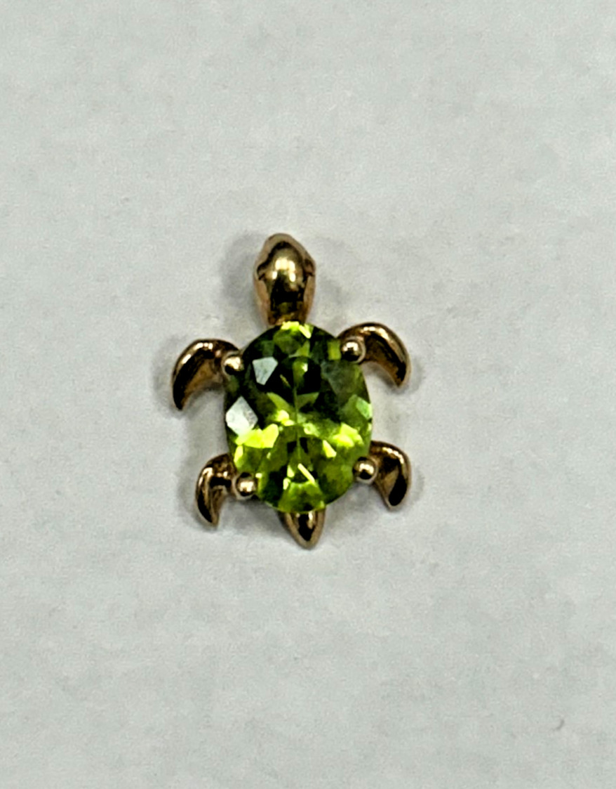 Vintage 14k Yellow Gold Turtle Pendant Charm With Oval Peridot Gemstone