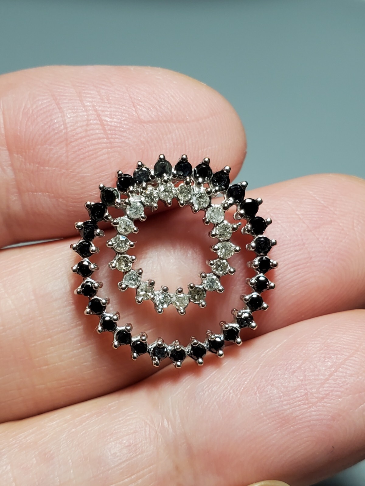APPROX 0.50 CT ONYX & 1.00 CT DIAMOND 10KT SOLID WHITE GOLD CIRCLE PENDANT
