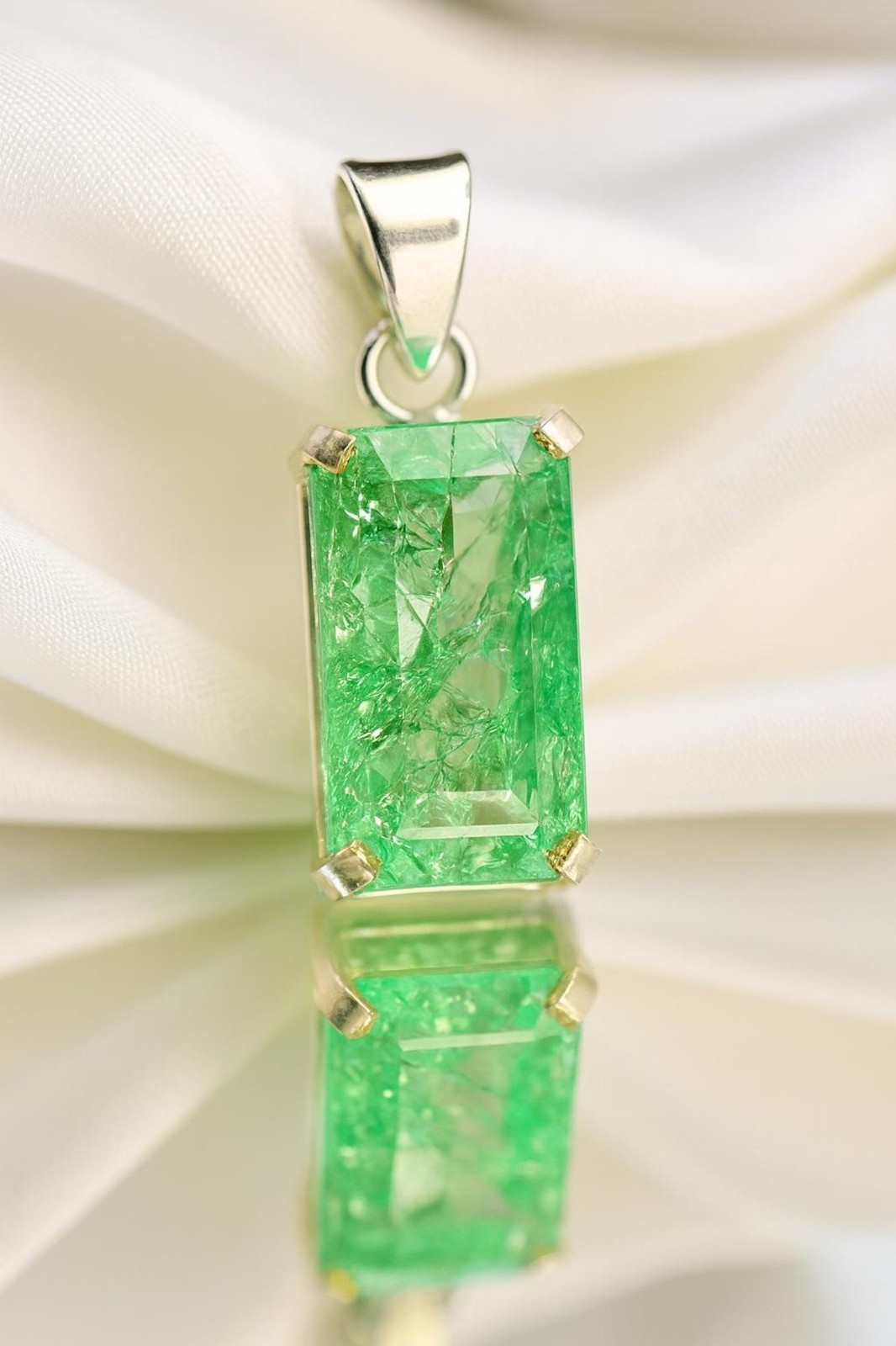 GIE Certified 25.44 Ct Natural Green Emerald 925 Silver Pendant Loose Gemstone
