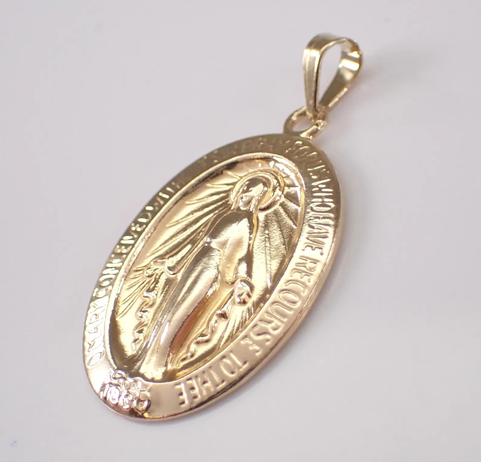 Religious Virgin Mary No Stone Oval Disk Women’s Pendant 14K Yellow Gold Plated.