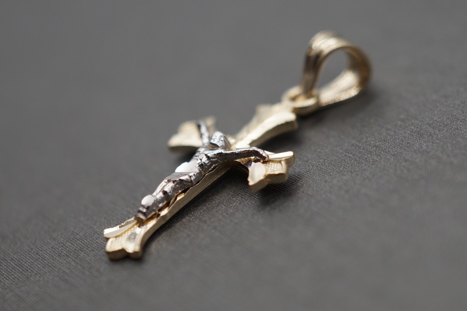 10K Solid Yellow Gold 0.9″ Two Tone Diamond Cut Crucifix Cross Charm Pendant.