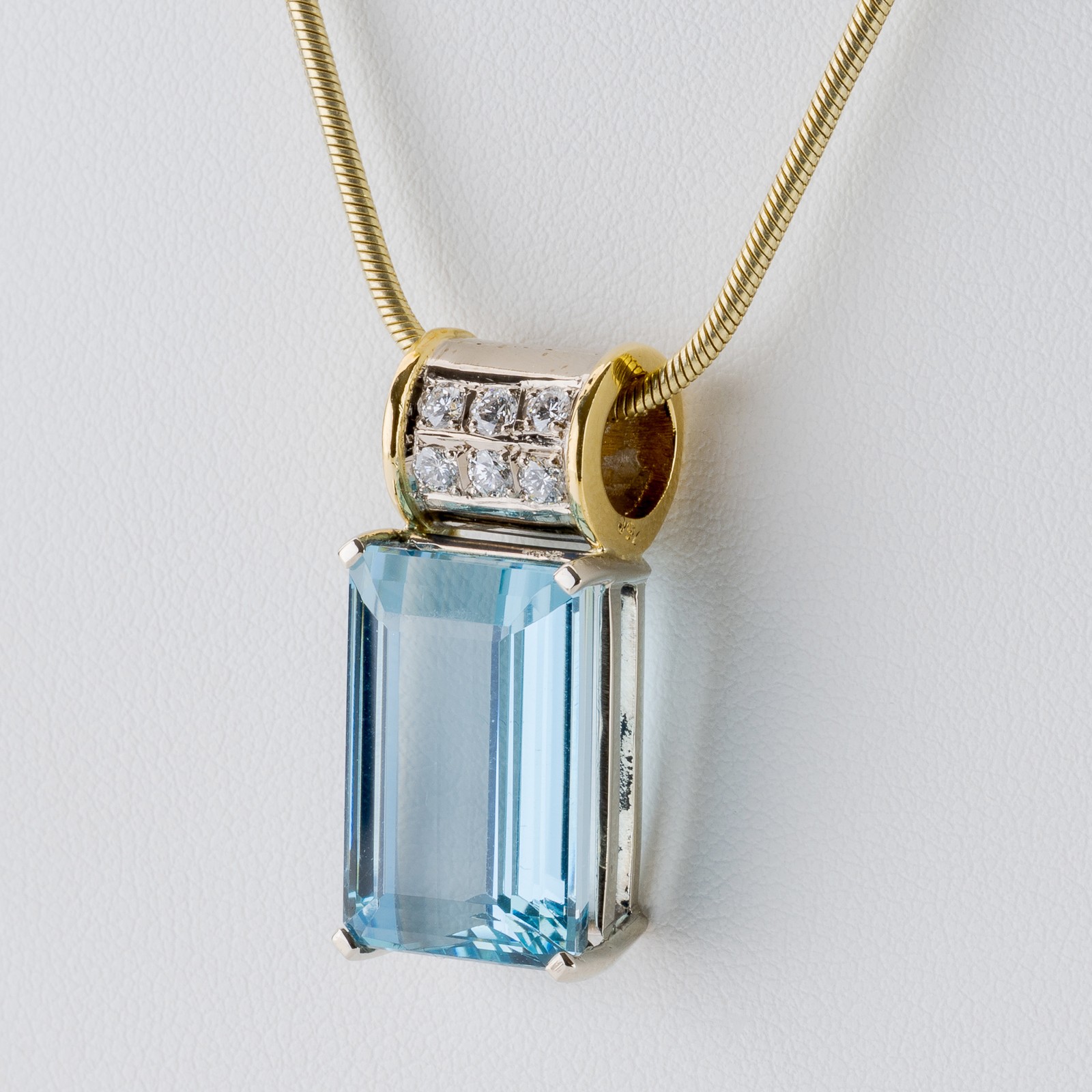 18.0 Carat Aquamarine and 0.30 Carat Diamond Pendant in 18k Multicolor Gold