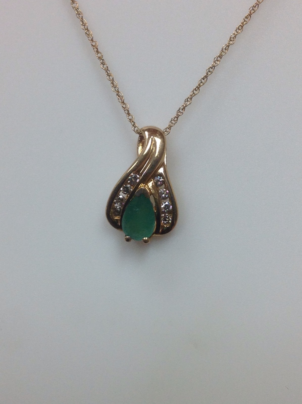 10K Yellow Gold Pear Shape Natural Emerald and Diamond Pendant and Chain New May