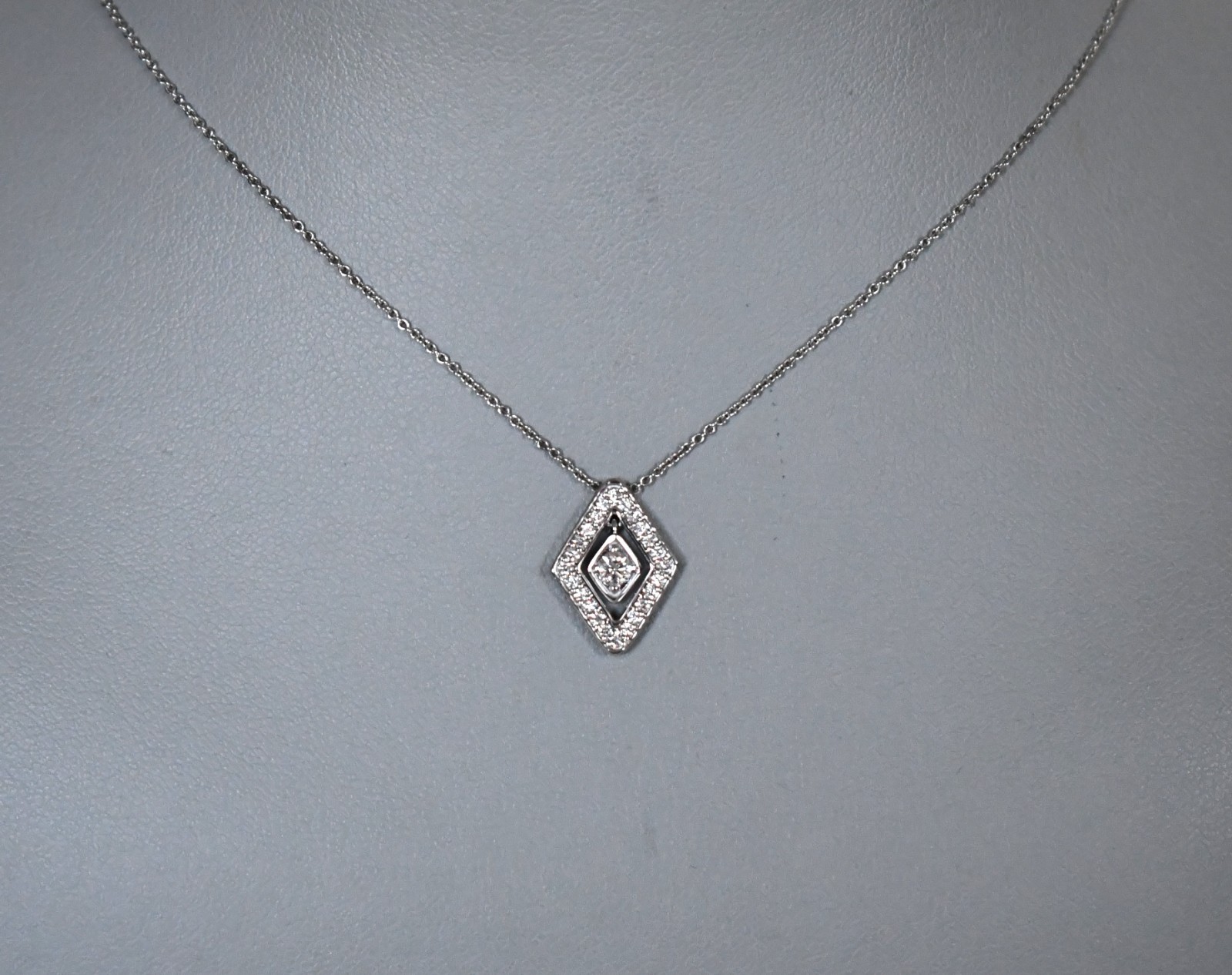 NEW ROBERTO COIN *DIAMANTE* 18K WHITE GOLD & DIAMOND Small Pendant Necklace