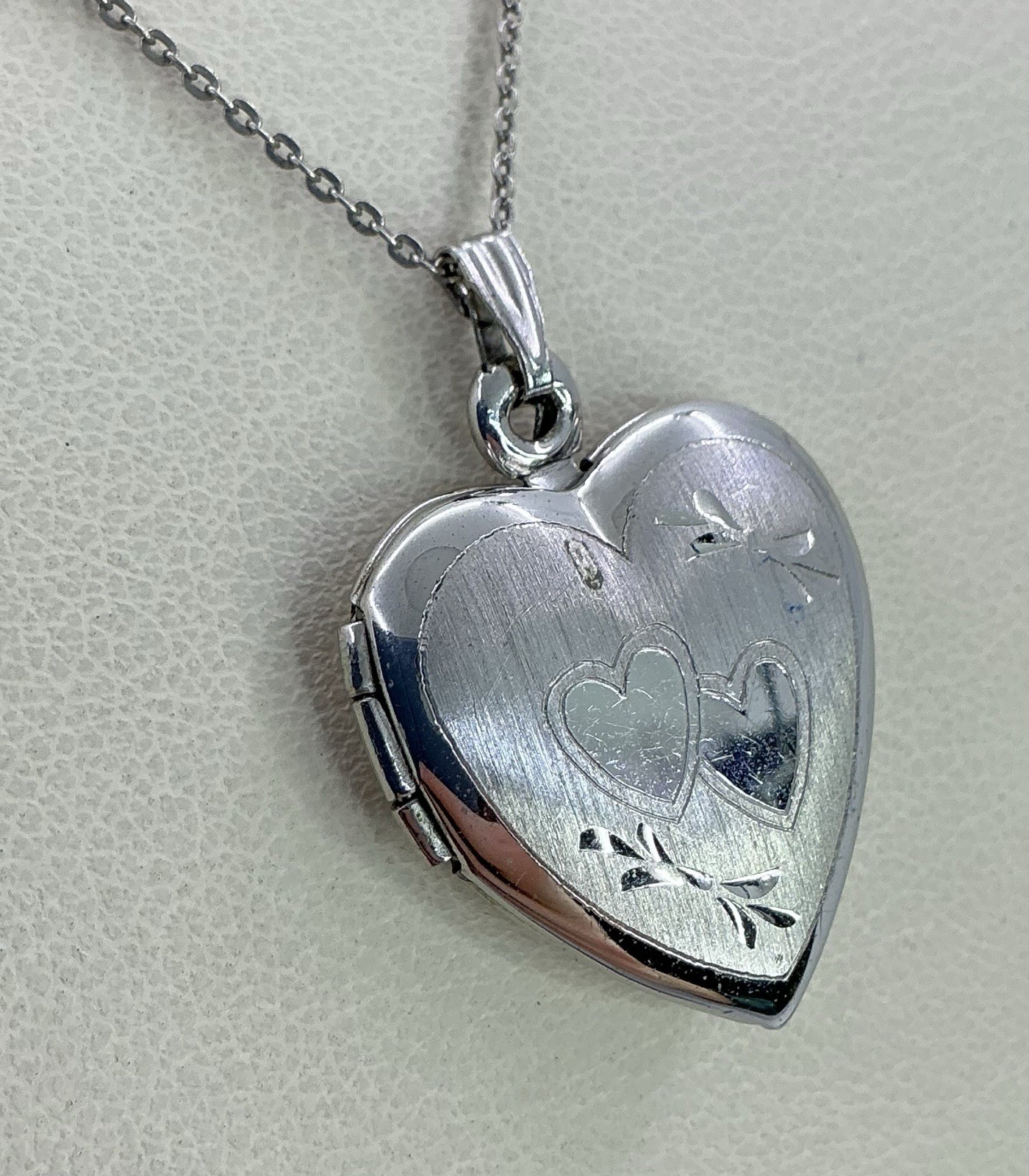 LOCKET HEART SHAPE STERLING SILVER WITH CHAIN ENGRAVED HEARTS (S1039)