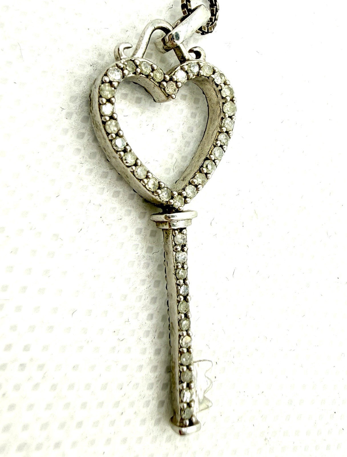 J STERLING SILVER CLEAR/ BLACK DIAMONDS OPEN HEARTS KEY PENDANT NECKLACE